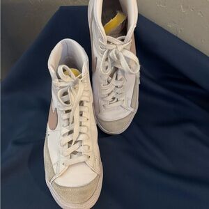 Nike Women’s Blazer Mid '77 Vintage sneakers in White and Pink Oxford.